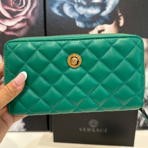 Versace Quilted Zipper Wallet/ BNWT/ GORGEOUS 😍 - Picture 2 of 9